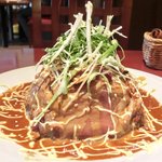 ビストロ ラフ - ラフ丼(中) 1100円 の山盛りご飯を薄く広い鮪で覆いアボカド、濃いタレ、マヨネーズでトッピング