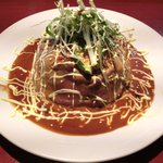 ビストロ ラフ - ラフ丼(中) 1100円 の山盛りご飯を薄く広い鮪で覆いアボカド、濃いタレ、マヨネーズでトッピング