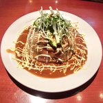 ビストロ ラフ - ラフ丼(中) 1100円 の山盛りご飯を薄く広い鮪で覆いアボカド、濃いタレ、マヨネーズでトッピング