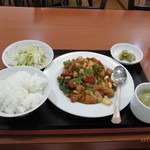 四川食府 -  鶏肉とピーナッツの辛口炒め定食（580円）
