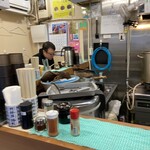 麺処 盛盛 - カウンターの風景