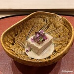 御料理 寺沢 - 胡桃豆富に葡萄の微塵切りと穂紫蘇