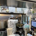 麺処 盛盛 - 厨房内の作業風景