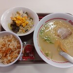 Sugakiya Kuwana Apita Ten - Sugakiya拉面·五种蔬菜沙拉套餐。