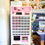 加賀 - 玄関入ってすぐ左の券売機。食券を渡す際に"そば"か"うどん"の希望を伝えます。