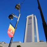 加賀 - お店の前で無上げれば、ゴジラ・ミレニアムのメイン舞台となった"オペラシティ"。