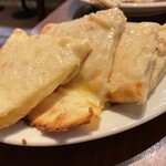 ネパール料理&BAR MANDALA - チーズナン 1,000円