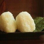 おばんざい居酒屋 大ちゃん家 - 塩むすび (税込)300円 ※正面から (2024.12.23)