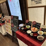 上海華龍 - 【2024.12.24(火)】店舗入口にあるメニュー見本