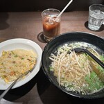 上海華龍 - 【2024.12.24(火)】本日のランチ①（塩味もやしラーメン&五目チャーハン）950円