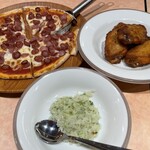 サイゼリヤ - ソーセージピザ、野菜ソース、辛味チキン