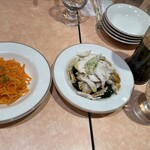 サイゼリヤ - ニンジンのラペ、右がチキンとわかめのあえもの。チキンの量！！笑