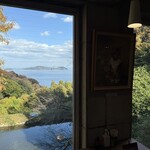石窯カフェ レストラン さぶろう亭 - 瀬戸内が一望出来ます　壁には阿部エリカ画伯の猫の絵が招き猫の様に飾ってあります　逆光で見えないかな