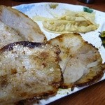 楽坊主 -  おつまみ。魚粉をかけて。