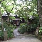 空点庵 - 初夏の緑の中、「氷」が風に揺られて誘います。