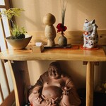 酒粕うどん たぐち - 入口入って左手には雰囲気の良い置物が・*:..｡o♬.･*’’*･.・*:.。.☆✨️