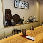 酒粕うどん たぐち - カウンター席とカウンター前の置物✨️