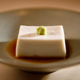 旬の香りを閉じ込めた、季節ごとの胡麻豆腐がスペシャリテ