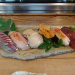 鮨 笹元 - 真鯵、しょうご（カンパチの小型）、鮑、馬糞雲丹、鰆、境港の本鮪 