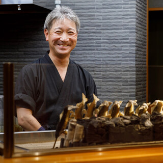 林薫氏（ハヤシカオル）−故郷の季節の味を炭火で引き出す