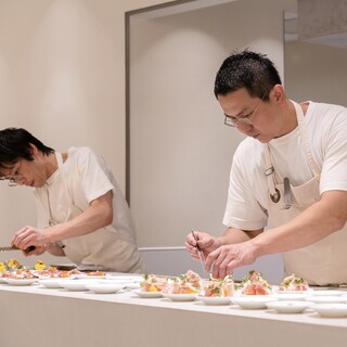 視覚や聴覚、嗅覚にも訴える、ライブ感溢れるカウンター席