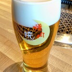 焼肉 暁 - ドリンク写真:お店のロゴ入り生ビール（中）