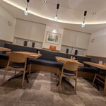 とんかつ成蔵 - テーブル席は8人が座れます。