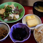 Shunsaiya Momiji Tei - 主菜、副菜が選べる定食700円
