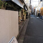 丿貫 - 行列場所から店舗を臨む