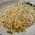 丿貫 - 帆立貝のあえ玉の麵とその下の油ダレ