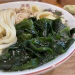 手打ちうどん 上を向いて - たっぷりわかめ