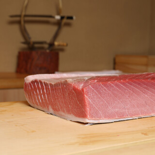 信頼置ける仲買業者から仕入れた魚介を握りで味わえる