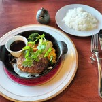 アンジュ - 山形牛ハンバーグをデミグラスソースorポン酢で。どちらのソースも美味しいです。（やや小ぶりですが追加料金で大きくできます）