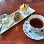 アンジュ - 「ロイヤルコペンハーゲンだぁ。」シフォンケーキ・渋皮モンブラン・バニラビーンズ入のバニラアイスは一番美味しかったです。