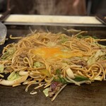 お好み焼屋みっちゃん - ※ 他の方の「野菜いためそば」醤油味のさっぱり焼きそば
      
      卵で1部からめて、ソースやお酢をかけていただく
      ( 'ﾛ')/'ﾛ')/'ﾛ')/'ﾛ')/うまｰｰｲ!!! (一口もらっちゃった )