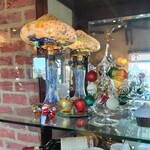 アンジュ - 店内にショーケースがいくつか有ります。