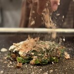 お好み焼屋みっちゃん - たっぷりかけるよ