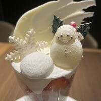ダルマット 六本木ヒルズ店 - 雪だるまのマカロン、雪の結晶のメレンゲ