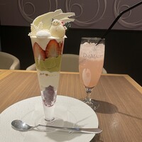 ダルマット 六本木ヒルズ店 - 雪ダルマットパフェ＆白桃スカッシュ