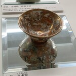 菊正宗酒造記念館 - 源氏物語絵巻の盃。外側の絵柄もよく見えるように工夫された展示