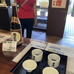 菊正宗酒造記念館 - ツアーの最後に試飲。器(盃)の形の違いで日本酒の香り方が変わる...らしい。正直よくわからなかった笑