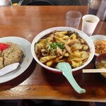 お食事処 ぼんち - ワンタンとチャーハン　付合せは味噌汁と‥謎の何か汗　ミルクティーはサービス(いつも有難うございます)