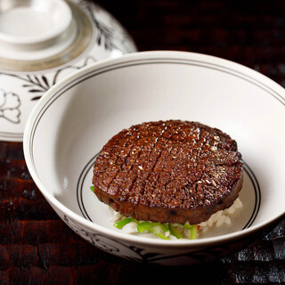 ダイナミックでいてシルキーな美味しさ。黒毛和牛ヒレの飯蒸し