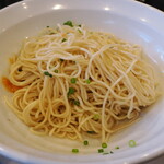 弘明寺丿貫 - ホタテ明太子の和え玉の麵とその下の油ダレ