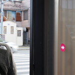 弘明寺丿貫 - 窓。（開かない。矢印は行列の目印、たぶん）