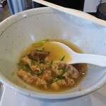 弘明寺丿貫 - ダブル牛煮干蕎麦のスープと肉