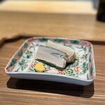 日本料理FUJI - ④静岡在来種朝はた蓮根のおかき揚げ、黄身酢と藻塩で