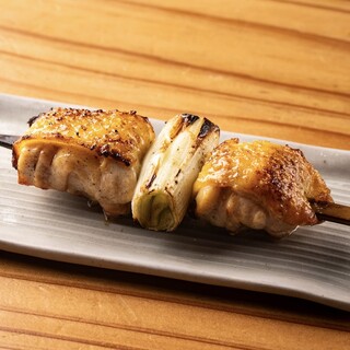 同じ部位でも微妙に異なる食感を一串で表現。食べ比べも魅力