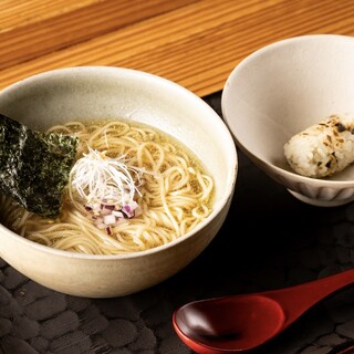 焼鳥店なればこその贅沢なスープに、しじみが名脇役