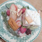 喫茶 tameiki - ホリデーケーキプレート3,200円(ドリンク、おみやげつき)✨24日までの予約限定プレート！軽いクリームのいちごのショートケーキやサクサクのキャンドルサンド、柊のメレンゲと魅力満載。